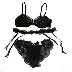Victoria’s Secret Lace Matching Set Bra Panties Garter Black Lace Sequins Velvet